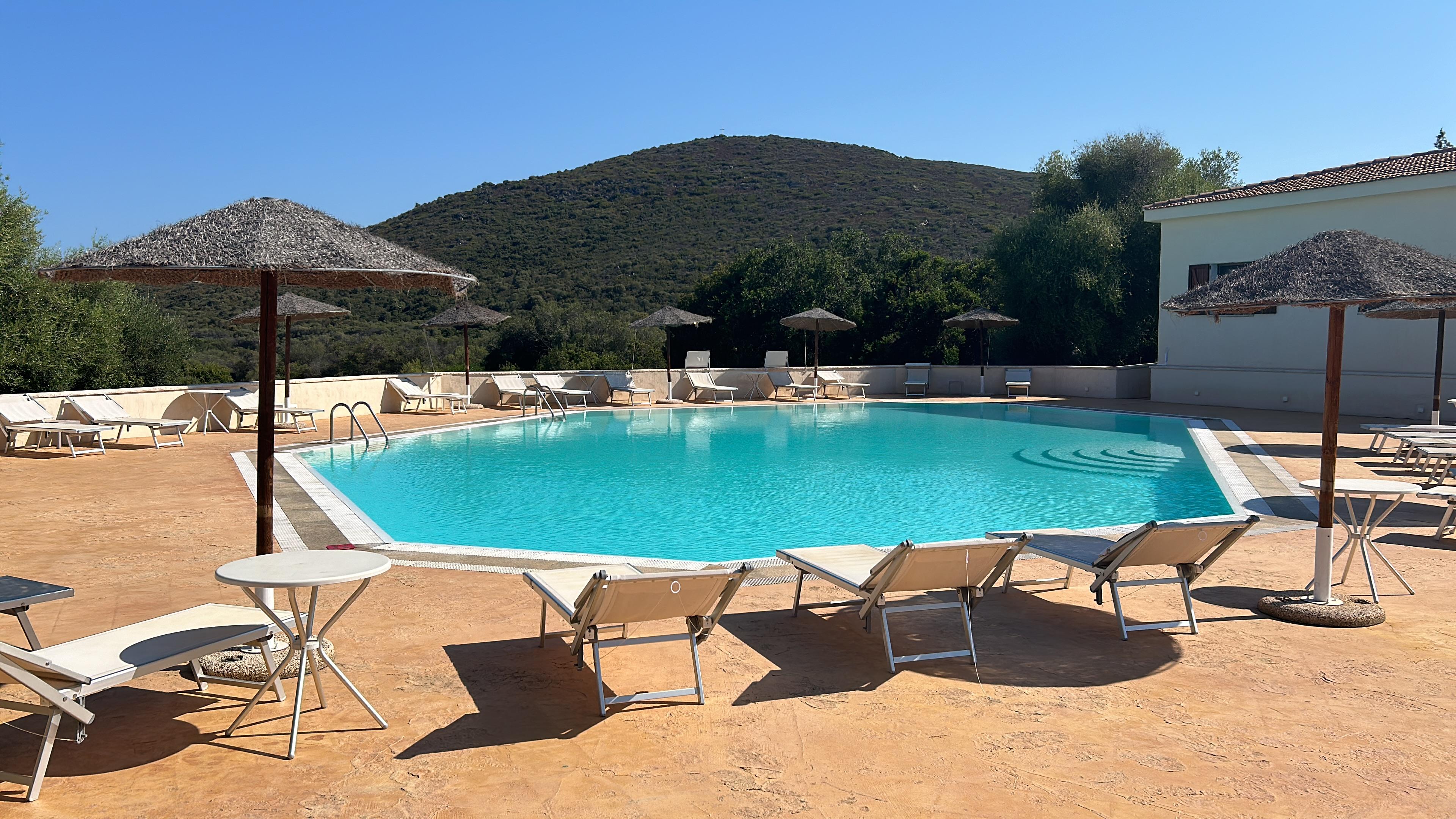 Vue de la piscineavec plein de chaises longues