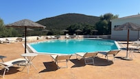 Vue de la piscineavec plein de chaises longues