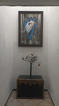 entre habitaciones hay cuadros hermosos y adornos
