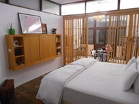 Grand lit de la chambre