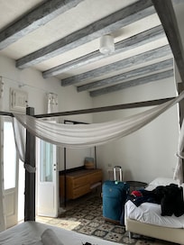 Schlafzimmer mit Zusatzbett