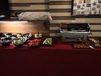 TĂŒrkisches Buffet mit Salaten, Saucen und Oliven usw