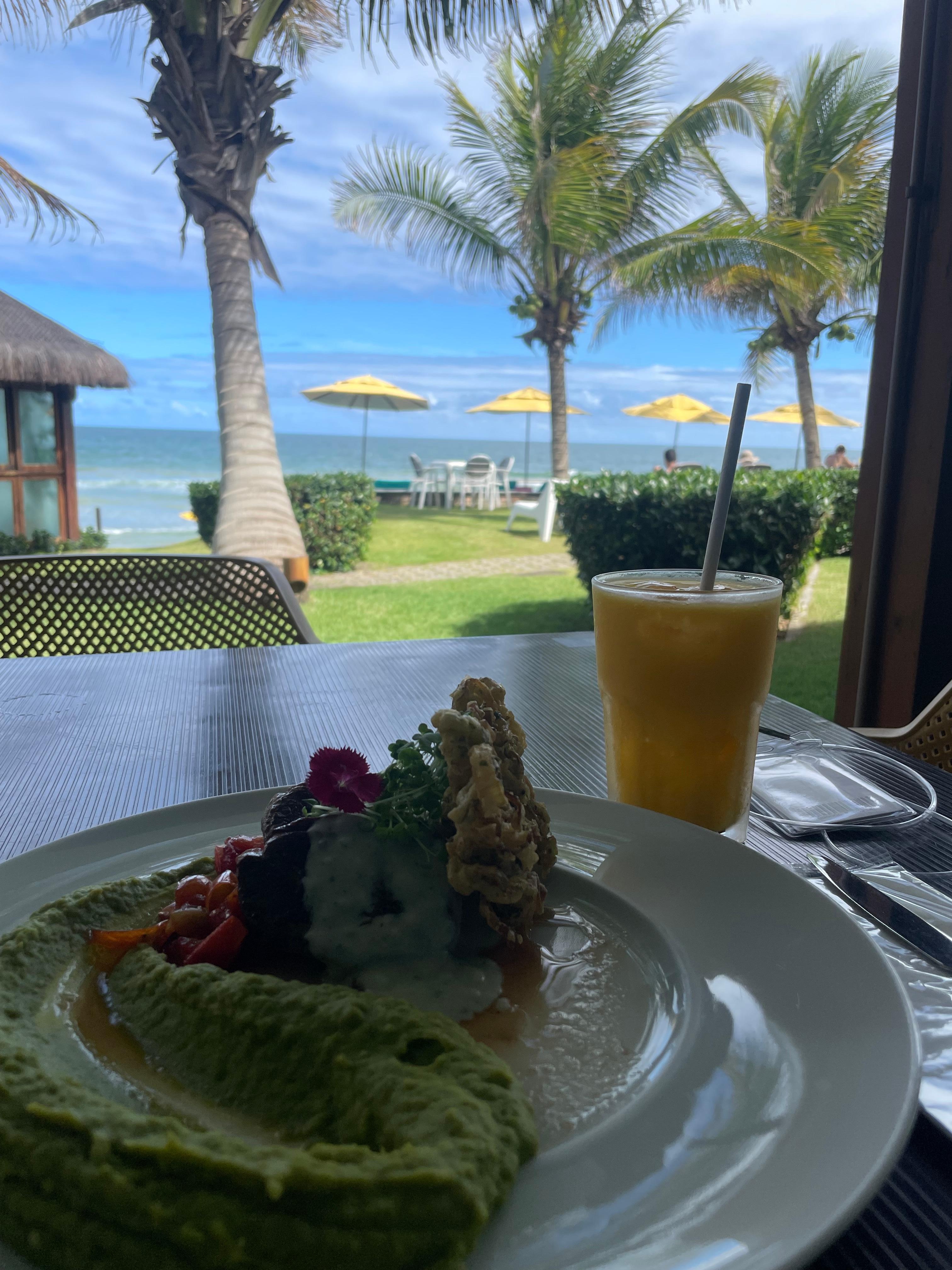 Varanda do restaurante com vista para o mar