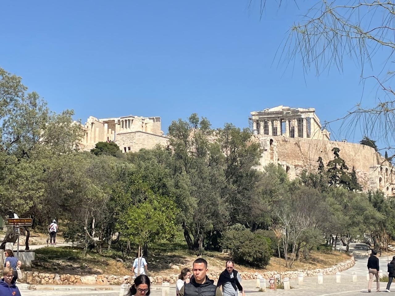 Vista de ACROPOLIS da frente do hotel