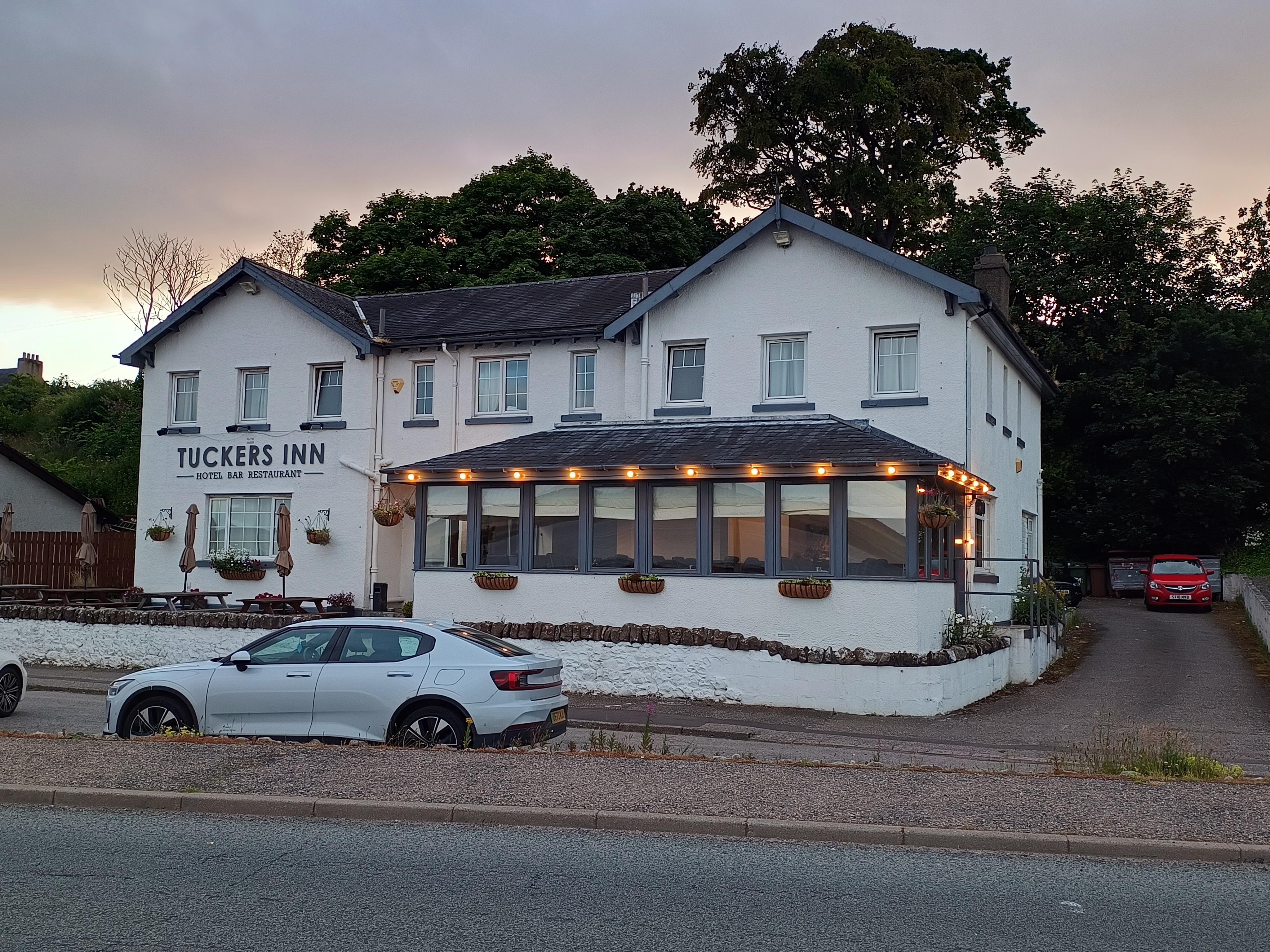 de voorkant van de inn; uitkijkend over het water van de fjord
