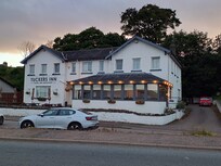 de voorkant van de inn; uitkijkend over het water van de fjord