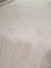 ecklige, fleckige Bettwäsche