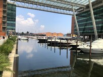 Frühstück am Hafen