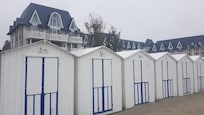 Vanaf het strand genomen met accommodatie op achtergrond