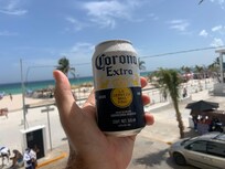 Bier bekommt man überall günstig gekühlt am Malecon