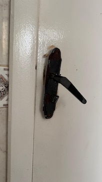 Fechadura da porta do banheiro
