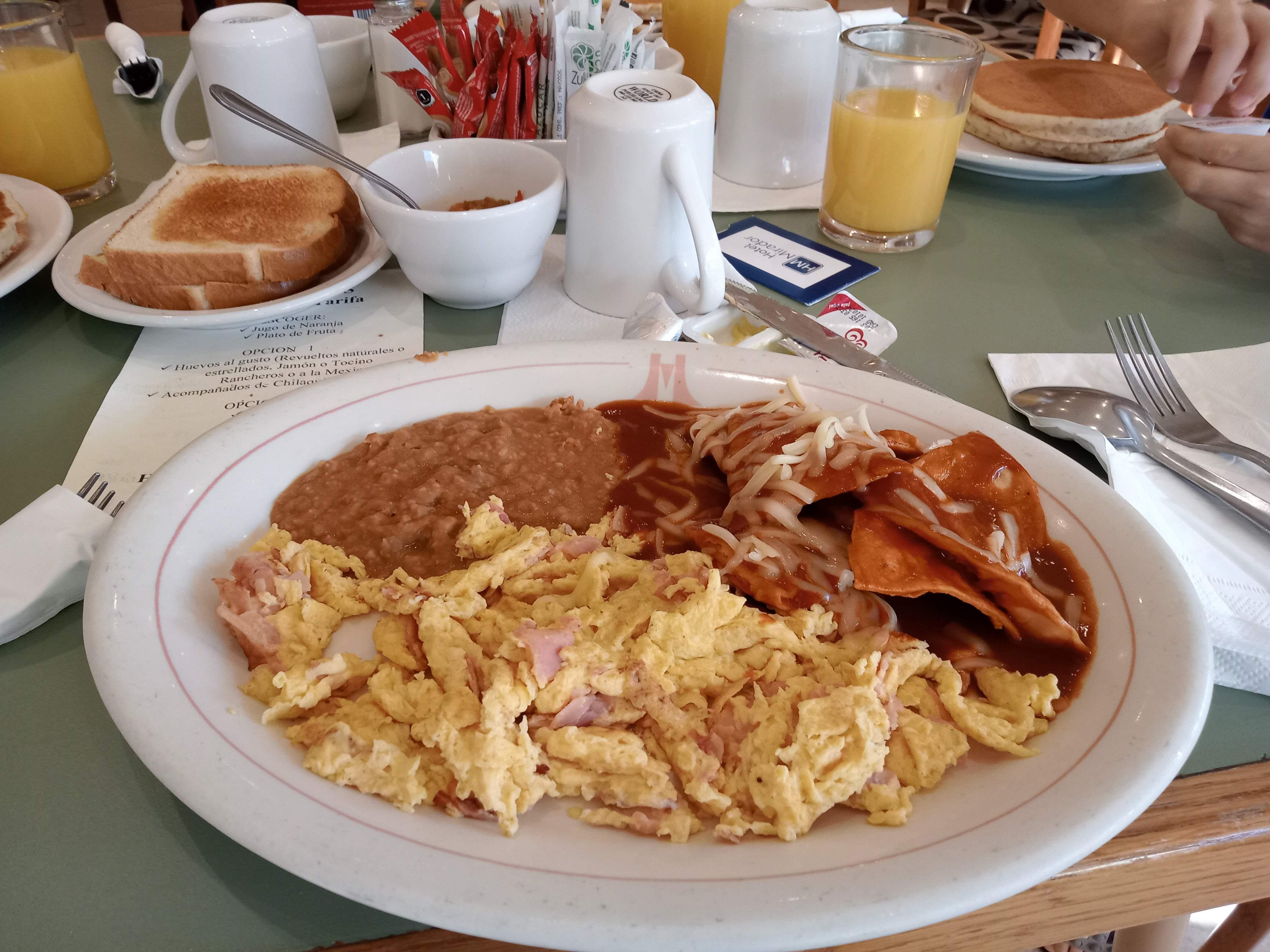 Desayuno incluido: huevos al gusto (jamón, tocino o estrellados) o hotcakes.