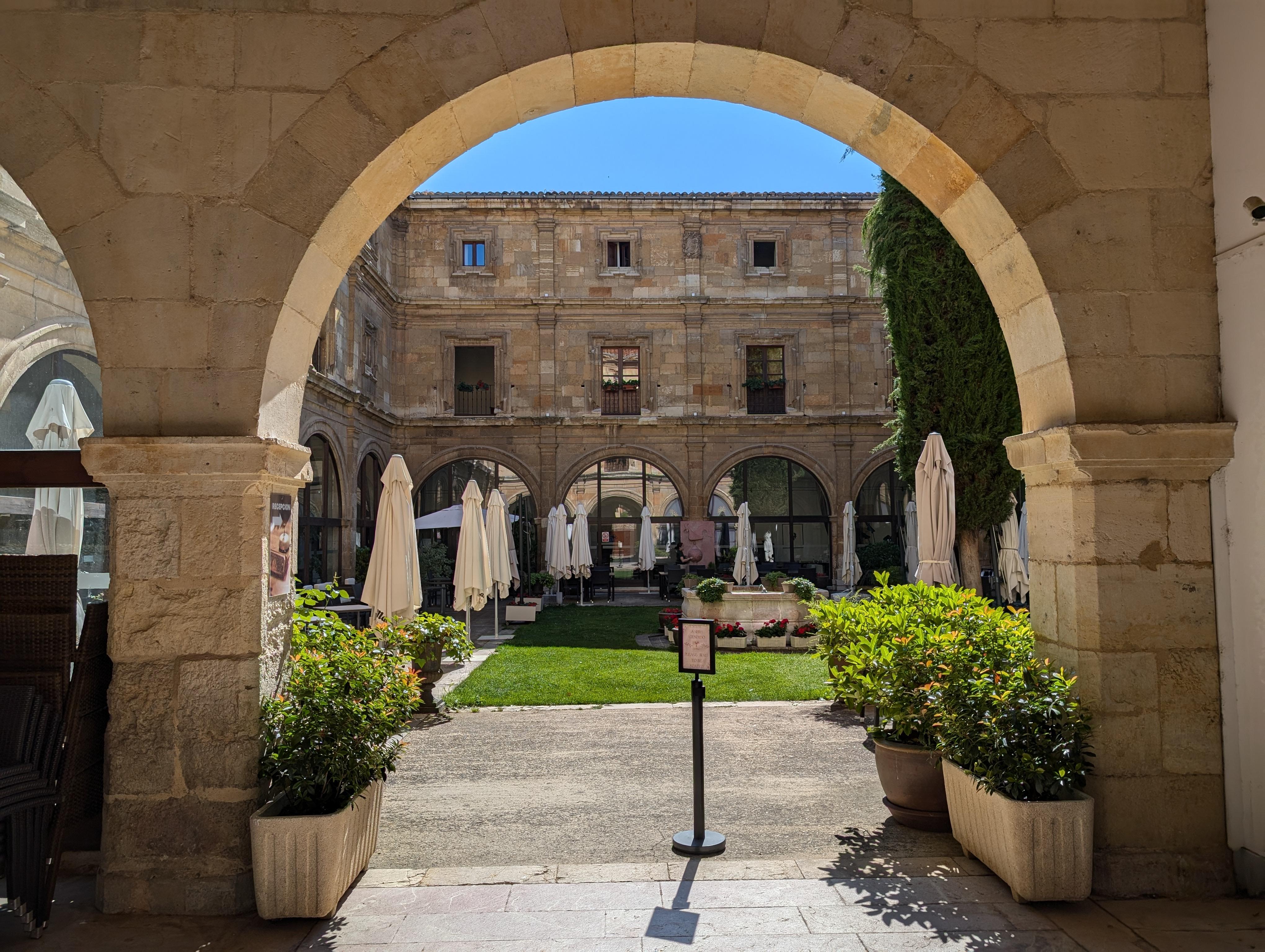 Entrance to the hotel courtyard 