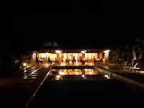 Restauranten i aftenlys.