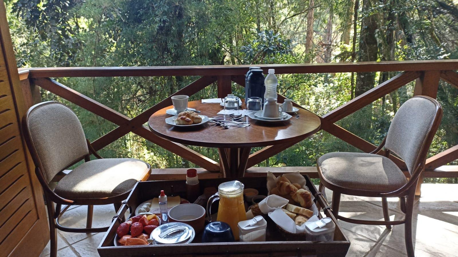 café da manhã na varanda com essa vista linda
