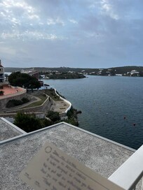 La vue partielle sur la mer avec la carte de bienvenue.