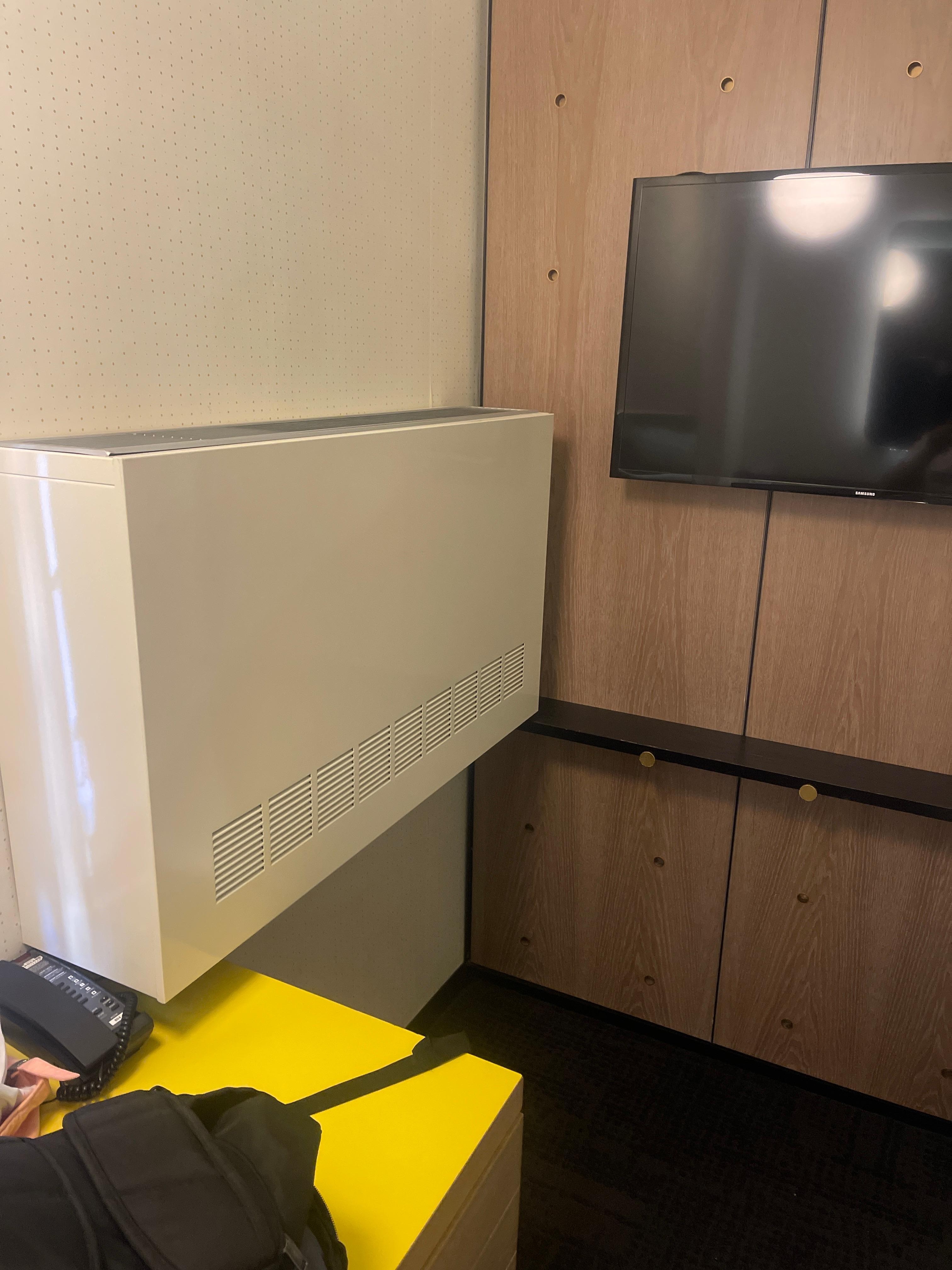 Dentro de la habitación muy duro el ruido, no deja dormir a nadie  