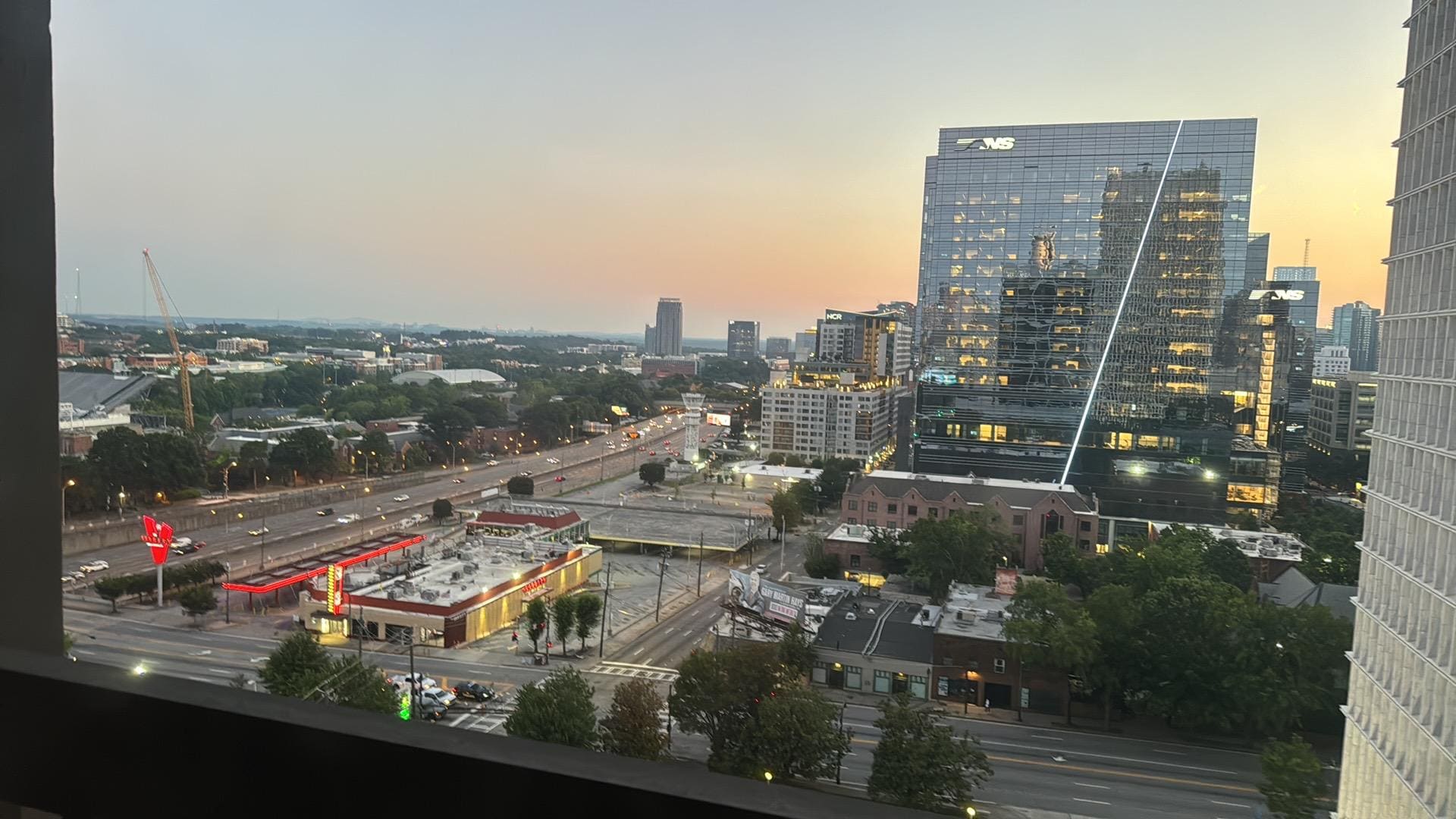 Møkkete vinduer ødwla fin utsikt, så fint om man kunne gått ut på balkong å nyte utsikten uten støv på bilde