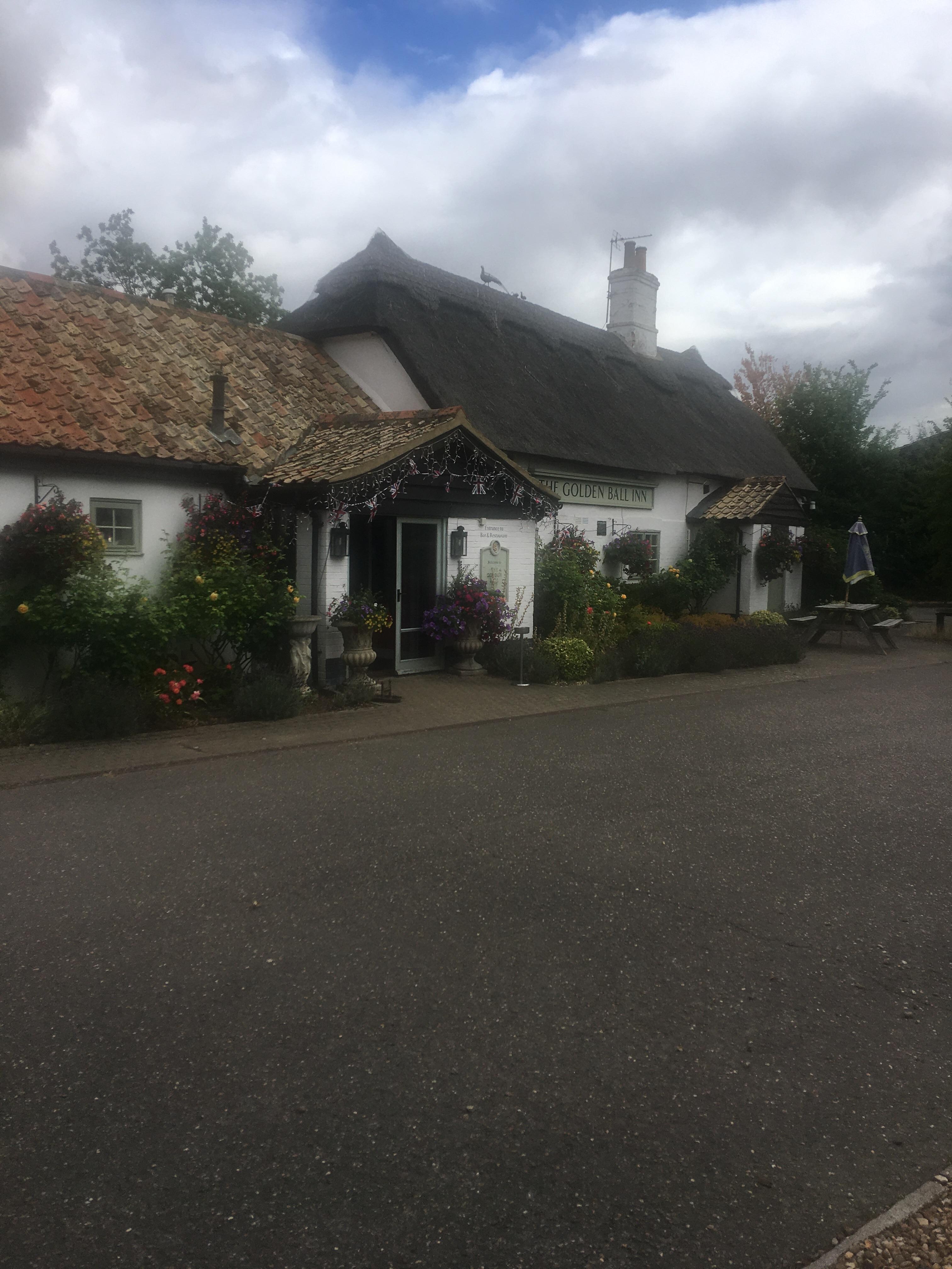 Baskets of flowers, thatched roof on a 16th Century Pub! 
Doesn’t more English 🇬🇧💕