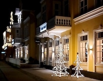 Ved hotellets resepsjon og restaurant.