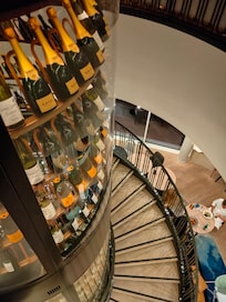 L'escalier pour aller au bar de l'hotel