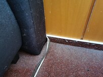 Hinter den Nachttisch