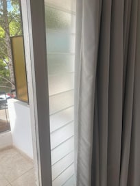 Aucune isolation phonique ou thermique