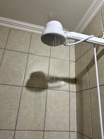 Não sei se dá pra ver a água mais só saia de um lado do chuveiro