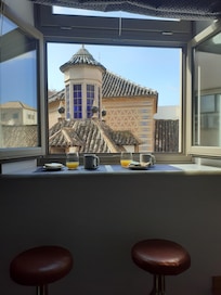 Frukost på fönsterbrädan - nästan balkongkänsla. :-)