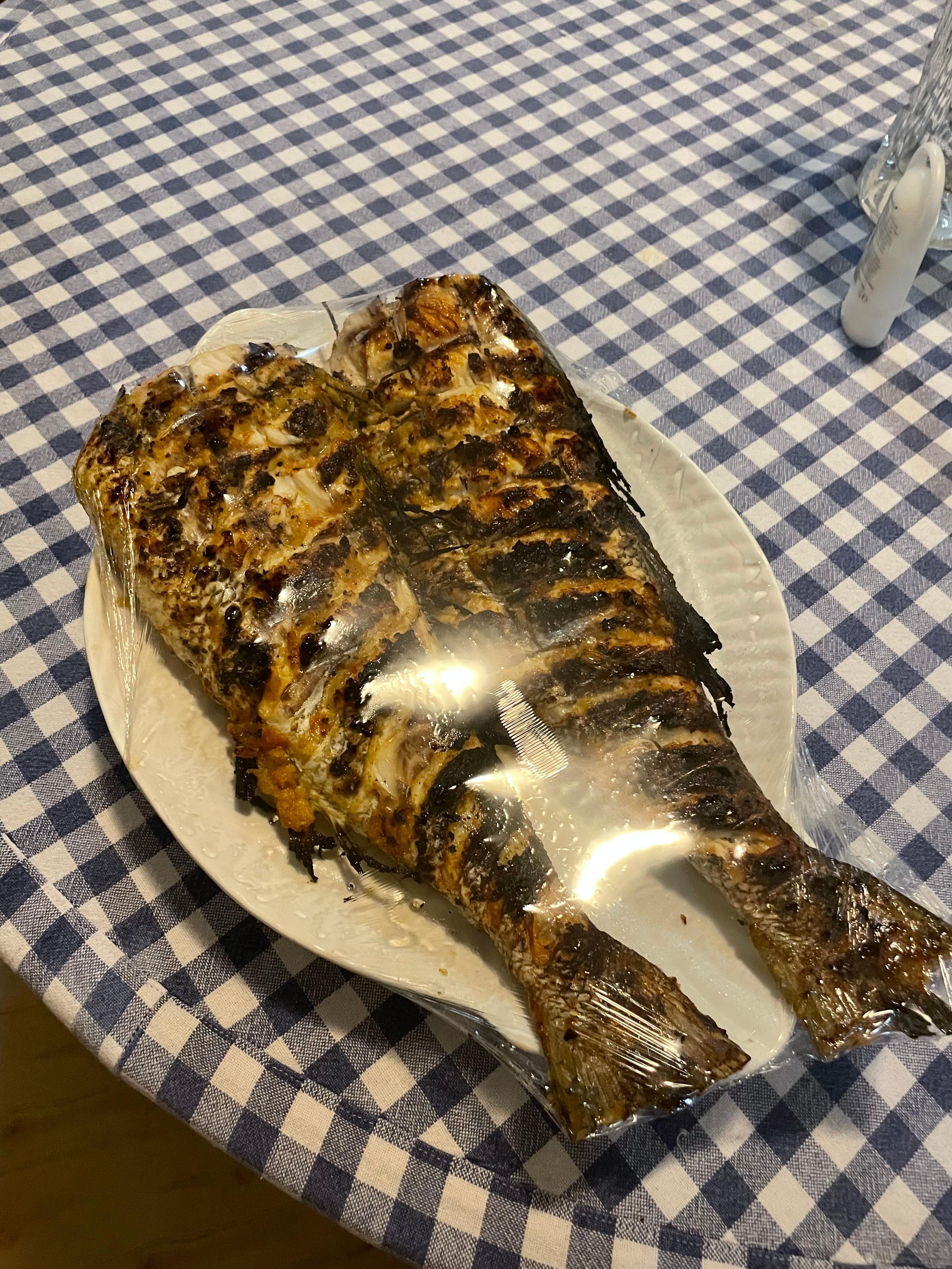 Grillet fisk fra verten 