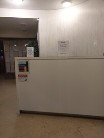 Signage shows check in until 10pm when we were there 9.30 and locked out of the door without anyone answering the phone