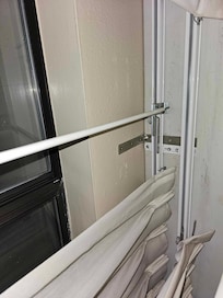 The side on the top is broken and there is no privacy screen