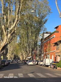 Rua em frente ao hotel (Galvani)