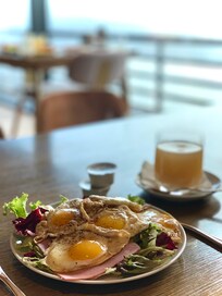 Breakfast in the lounge overlooking Han river