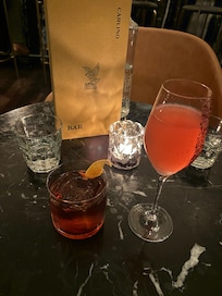 Cocktails au bar de lâhĂŽtel