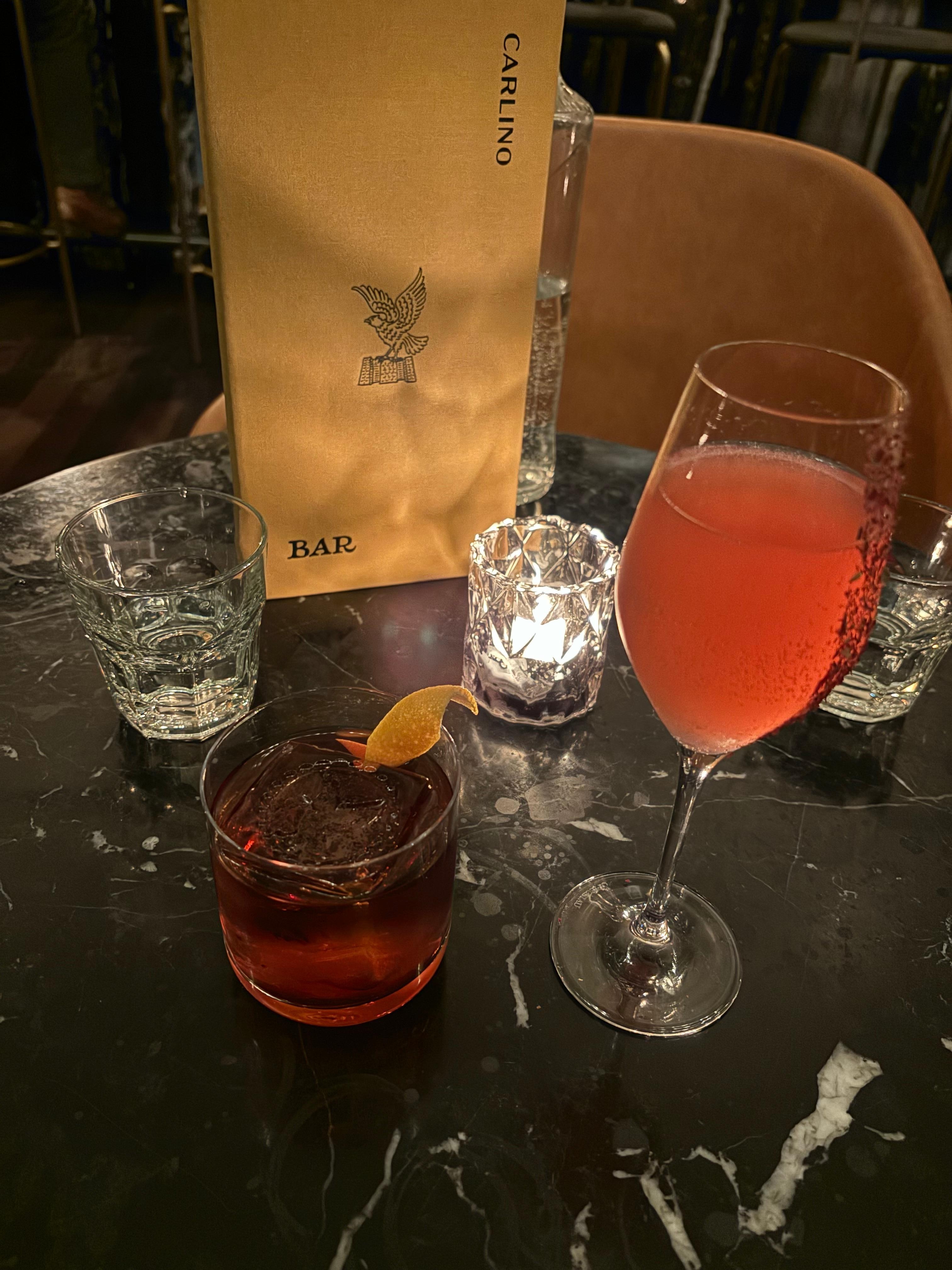 Cocktails au bar de l’hôtel