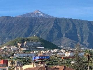 Utsikten över Teide på ena hållet och över havet på andra hållet var hänförande från mitt rum.