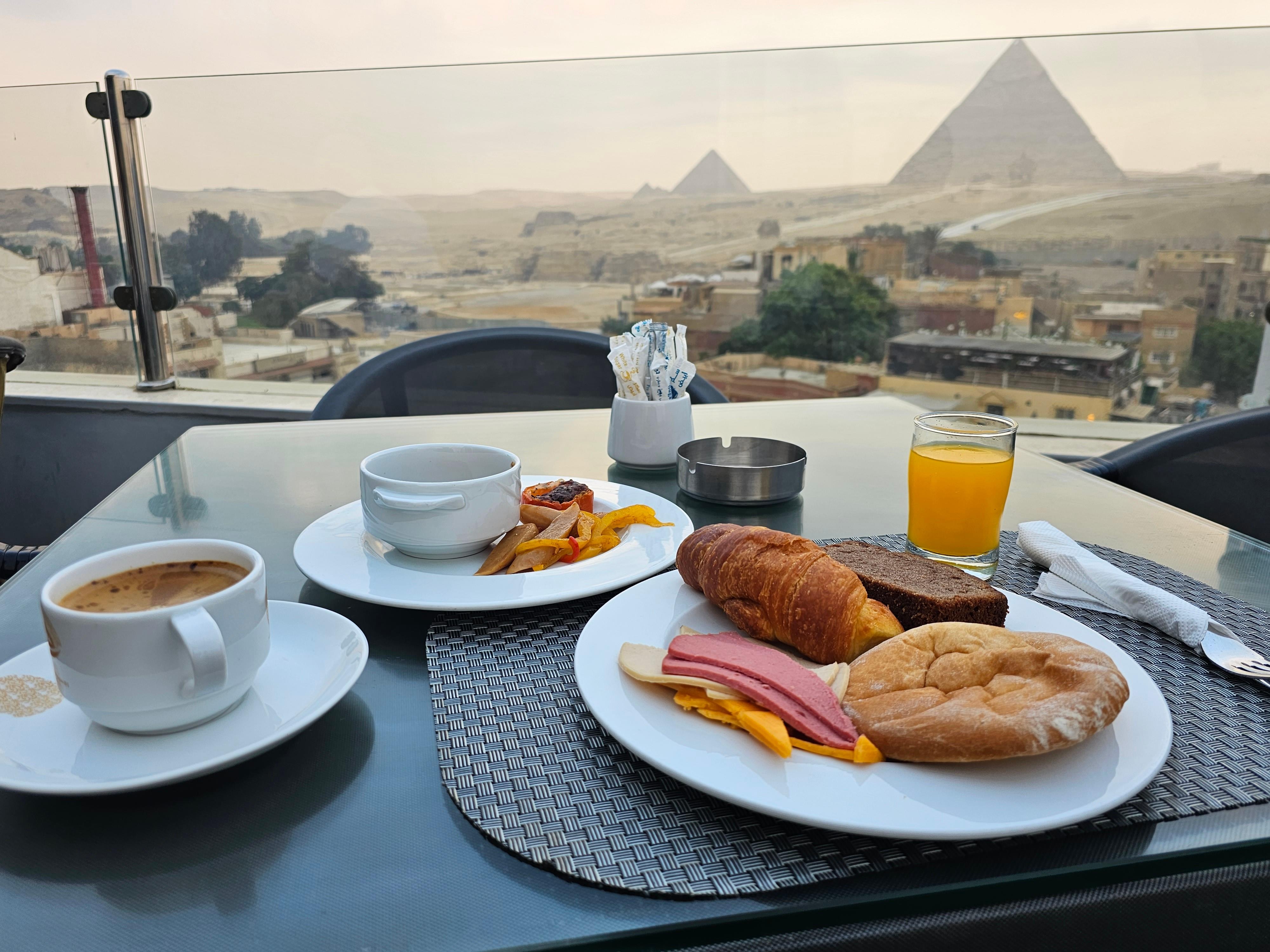 ピラミッドを見ながらの朝食は最高です!