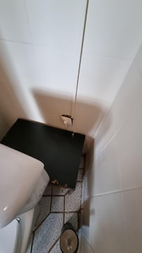 Im schwarzen Kasten ist eine Pumpe, die immer beim spülen anspringt!
