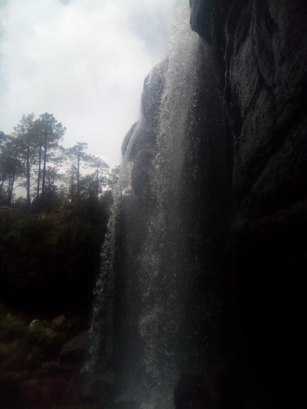 La cascada. El camino y tuneles de la antigua via de ferrocarril.