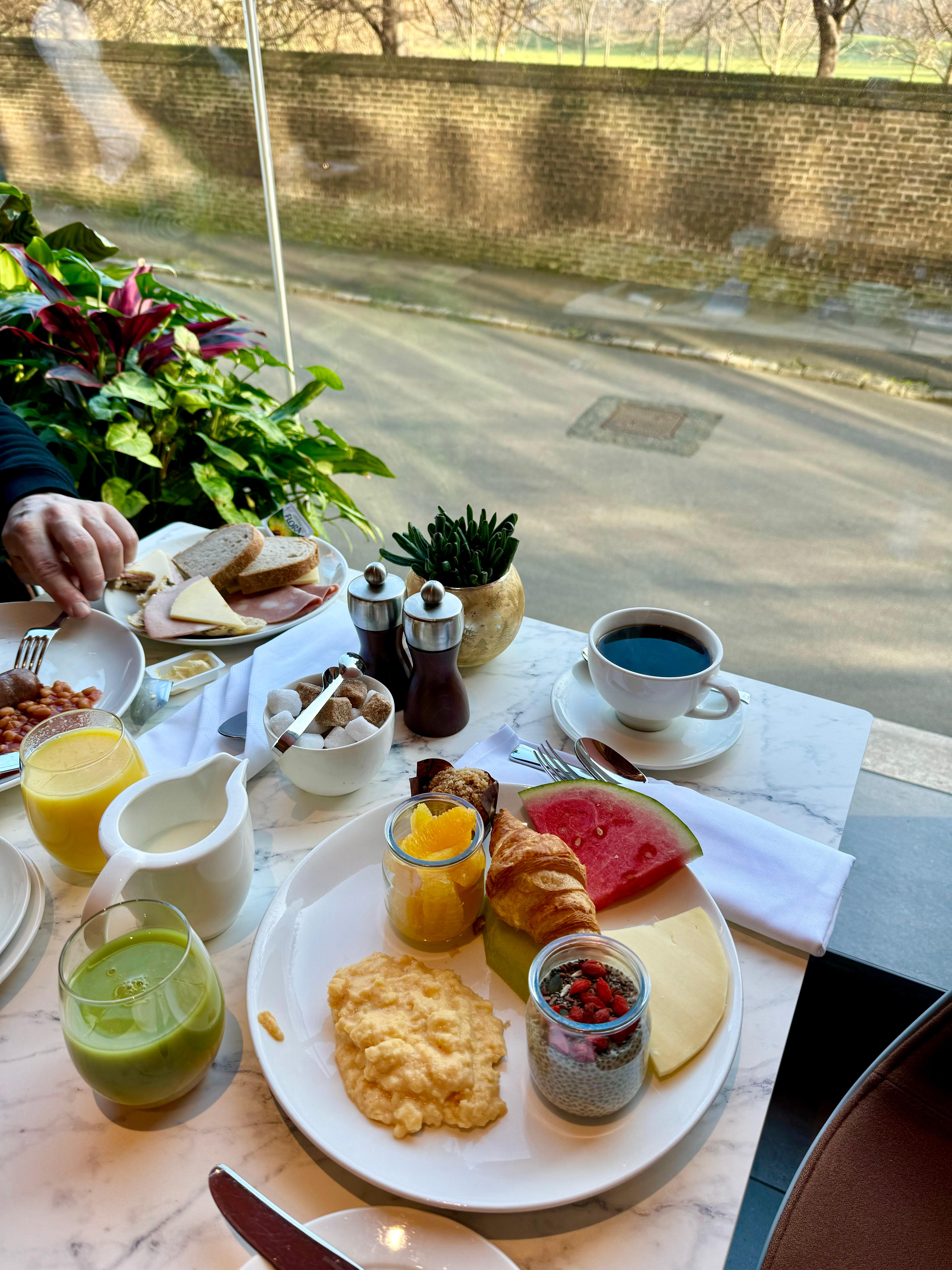 Hög klass på frukosten med vacker utsikt över Kensington Garden.