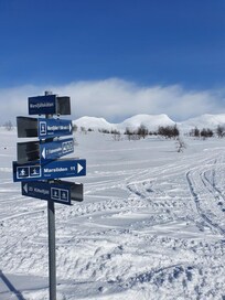 Vid Marsfjällskåtan.