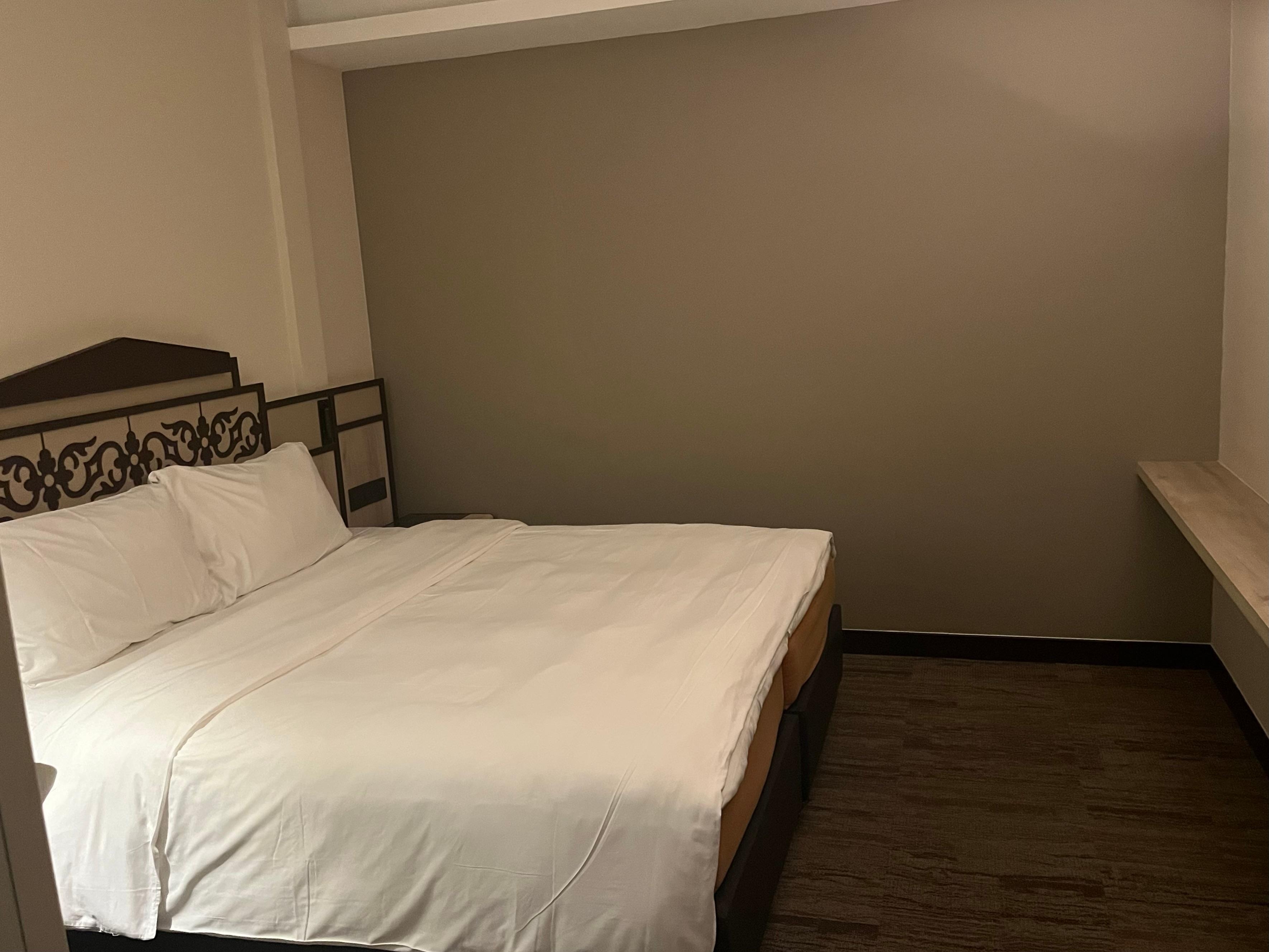 寝室、窓なしの部屋でしたが広めで快適