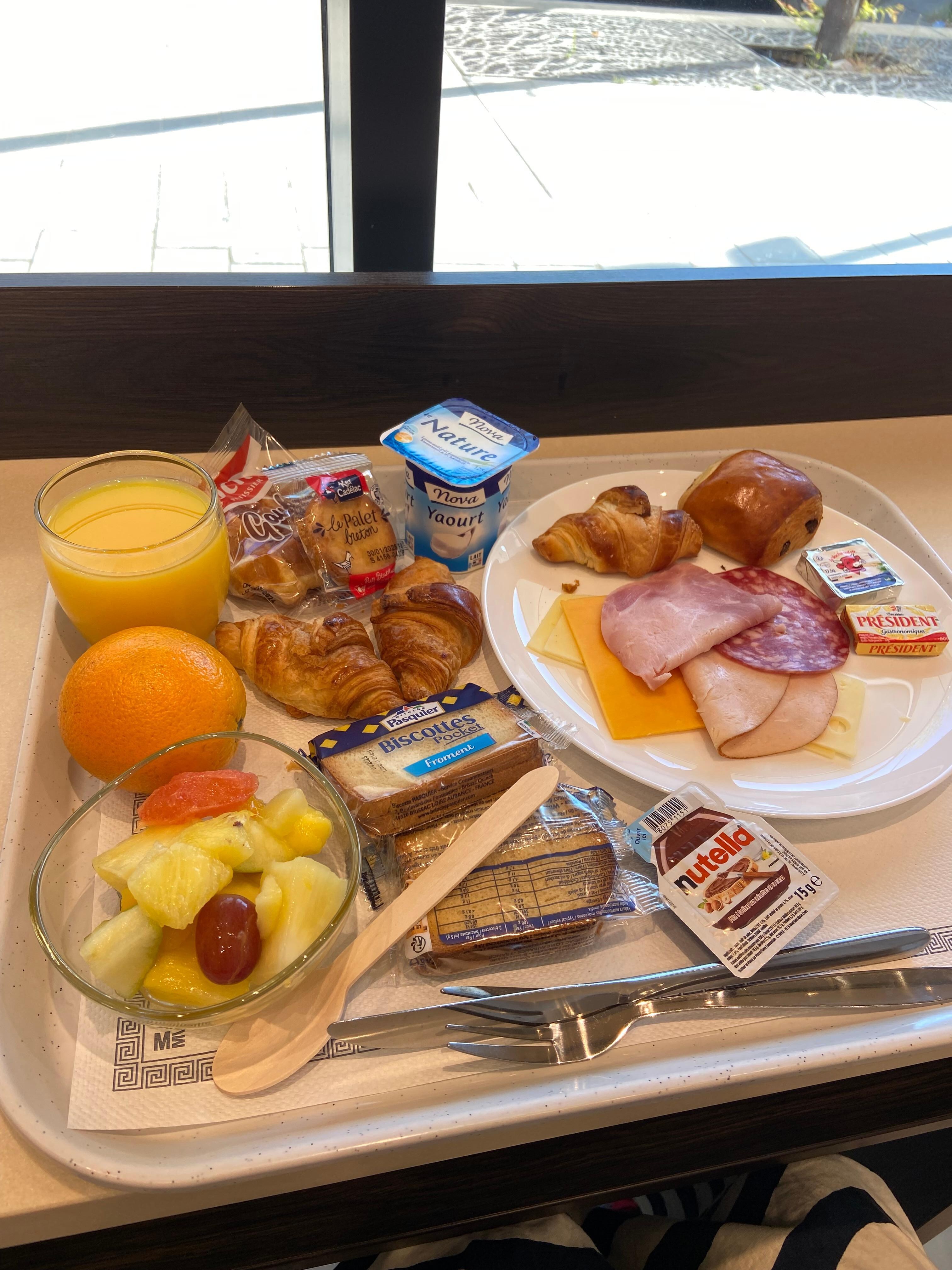 チーズもハムもたくさん食べました。クロワッサン美味しかったです。