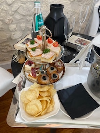 This came with the prosecco we ordered, after having been sent a complimentary one up