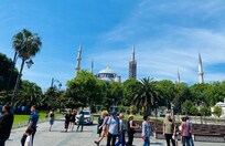 Walking distance to blue mosque and other attractions.