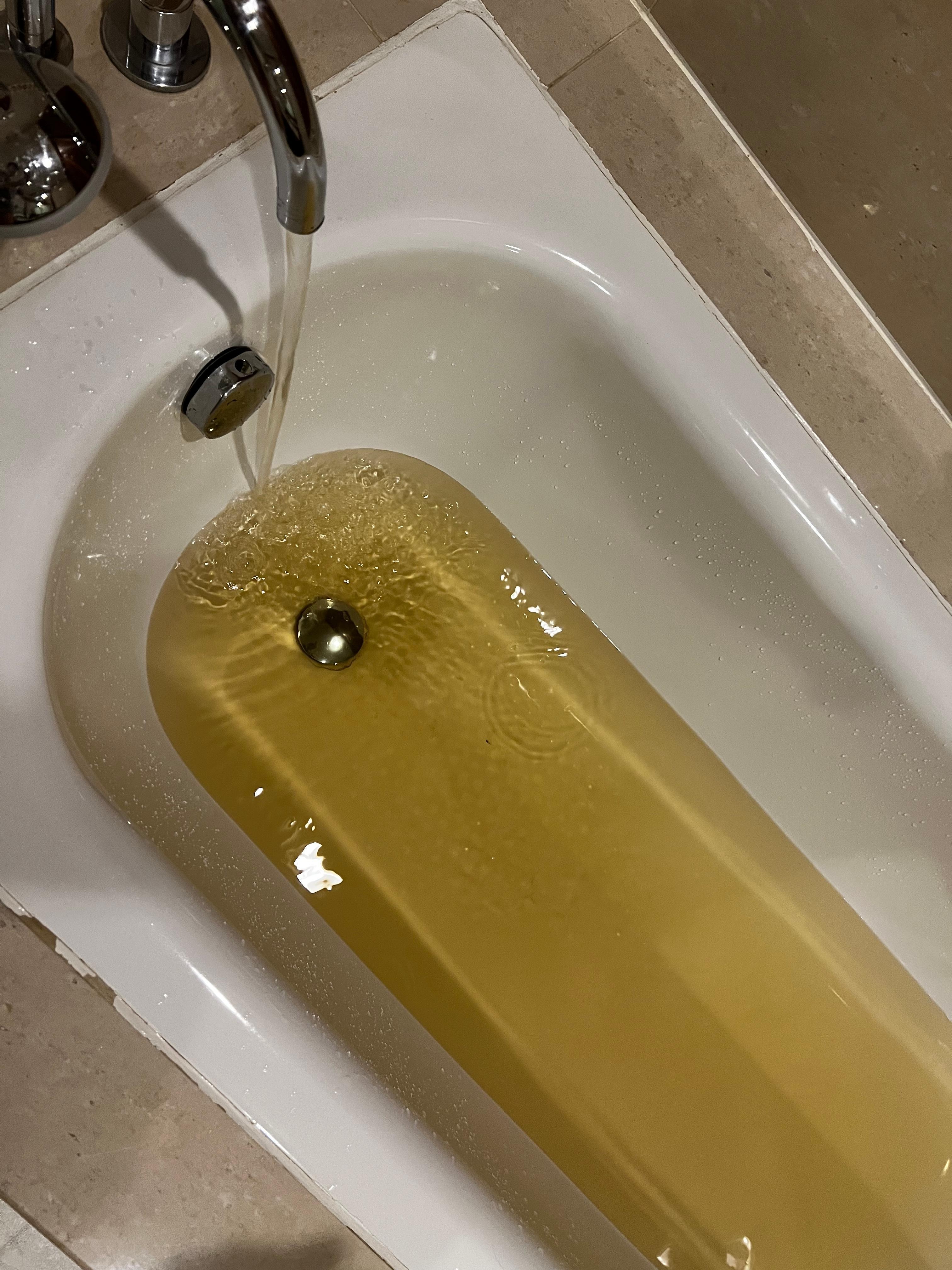 浴缸放出來的水都是深黃色的髒水，我有從頭錄影，這是截圖照片