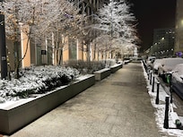 Edessä kulkeva katu talvisena iltana