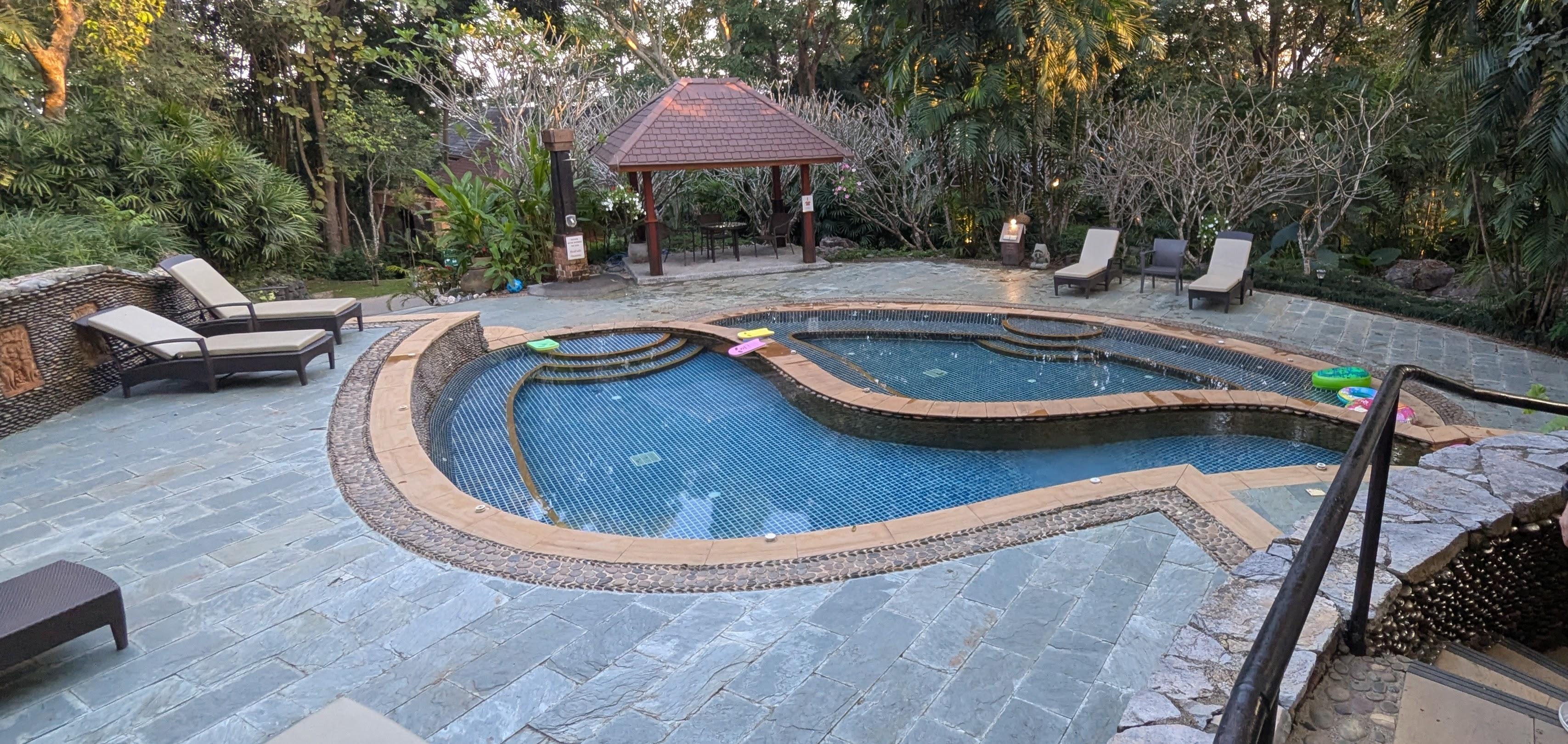 heated pool, small with no ambiance