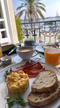 Frokost med utsikt til havnen.
